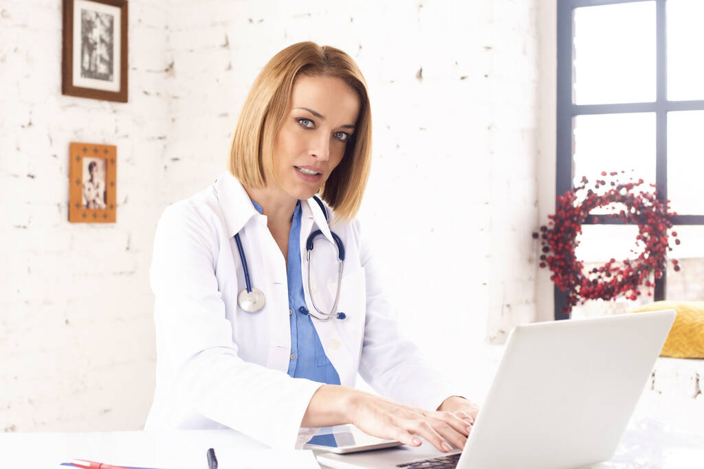  kobieta w średnim wieku lekarz za pomocą laptopa - Zdjęcie, obraz