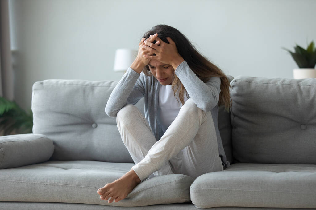 Deprimida llorando hembra sufren de depresión en casa
 - Foto, imagen