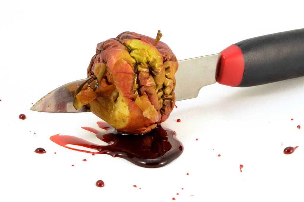 Um close-up de uma maçã ruim com uma ferida de faca sangrenta
. - Foto, Imagem