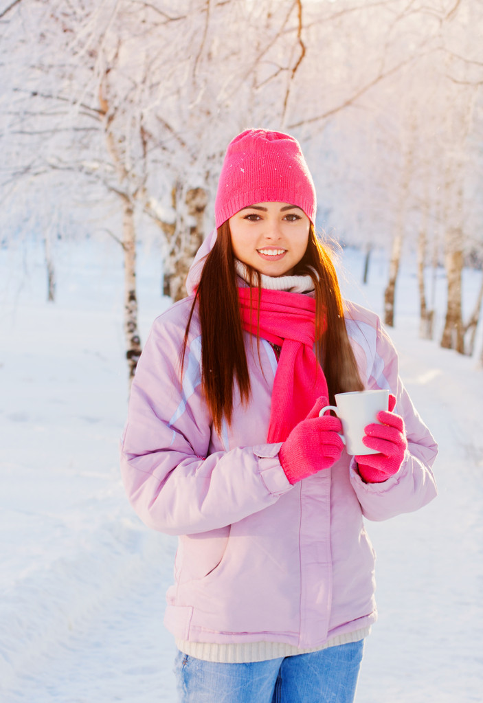 Fiatal nő, egy csésze forró itallal, winter Park - Fotó, kép
