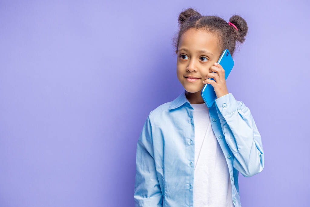 retrato de mulato criança menina falando no telefone
 - Foto, Imagem