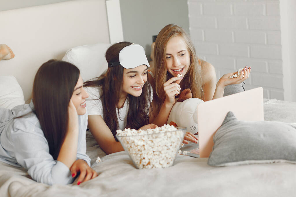 Tres chicas tienen fiesta de pijamas en casa
 - Foto, imagen