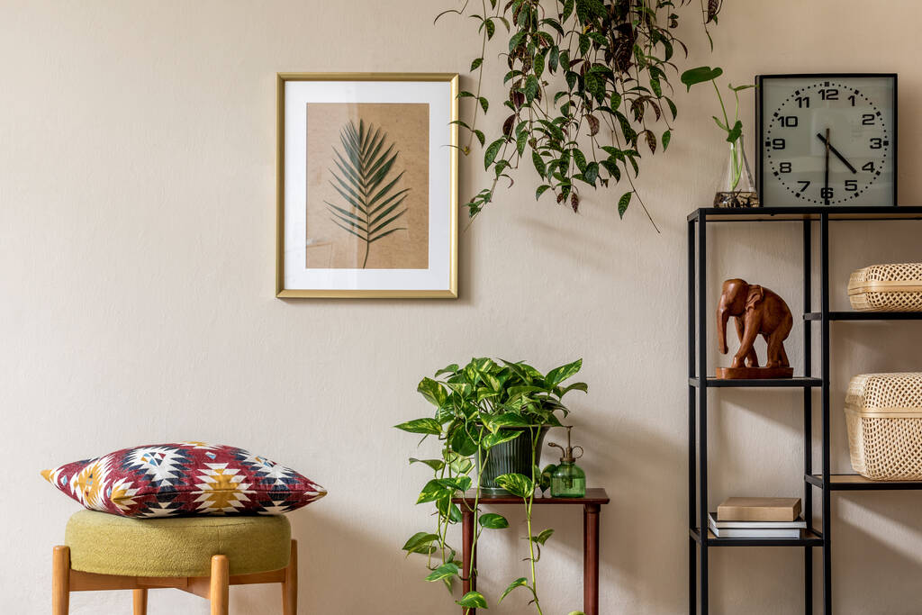 Κομψό σχεδιασμό δωματίου με vintage commode, γλάστρες και όμορφα σχέδια - Φωτογραφία, εικόνα