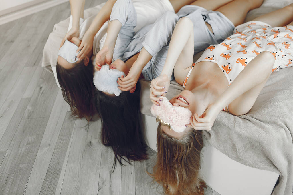 Three girls have pajamas party at home - Zdjęcie, obraz