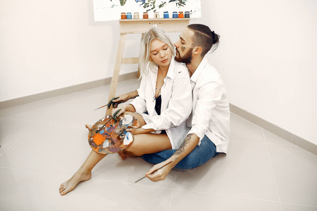 Elegant couplel draws in an art studio - 写真・画像