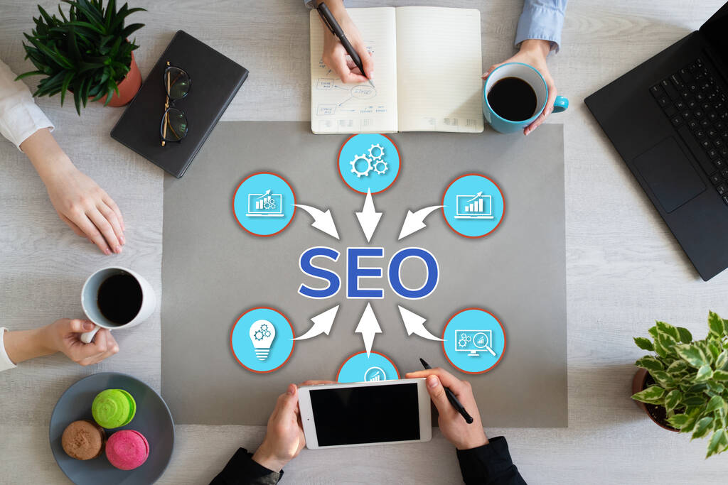 SEO Search Engine Optimisation Ψηφιακό μάρκετινγκ Online διαφημιστική ιδέα στην επιφάνεια εργασίας του Office. - Φωτογραφία, εικόνα