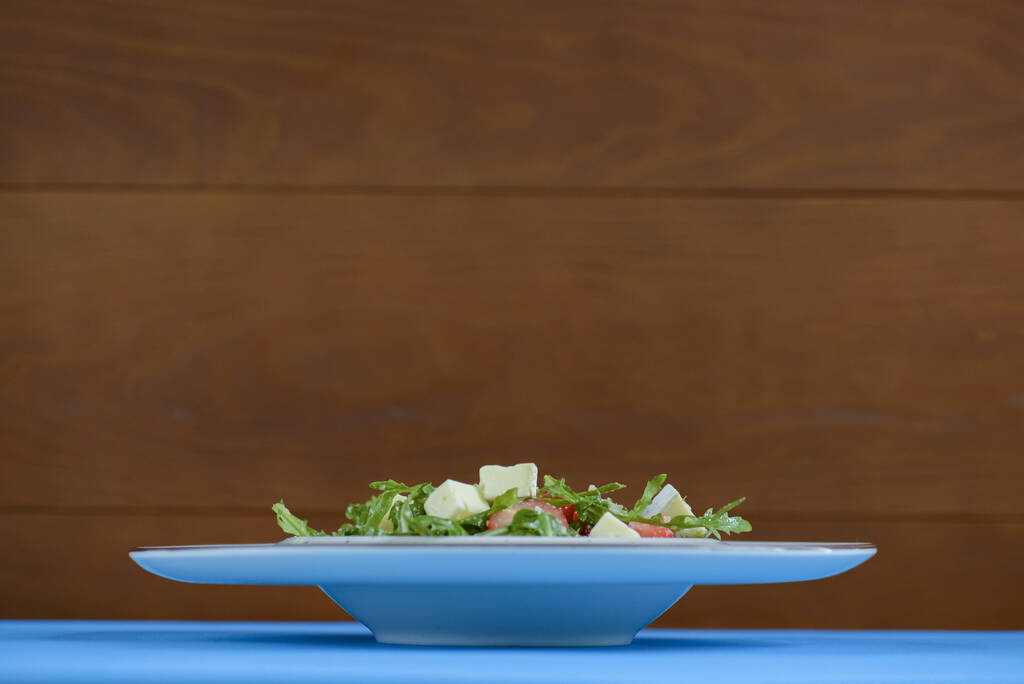 Řecký salát se sýrem Feta, organickými olivami, šťavnatými rajčaty a salátem. Koncepce zdravé výživy. - Fotografie, Obrázek