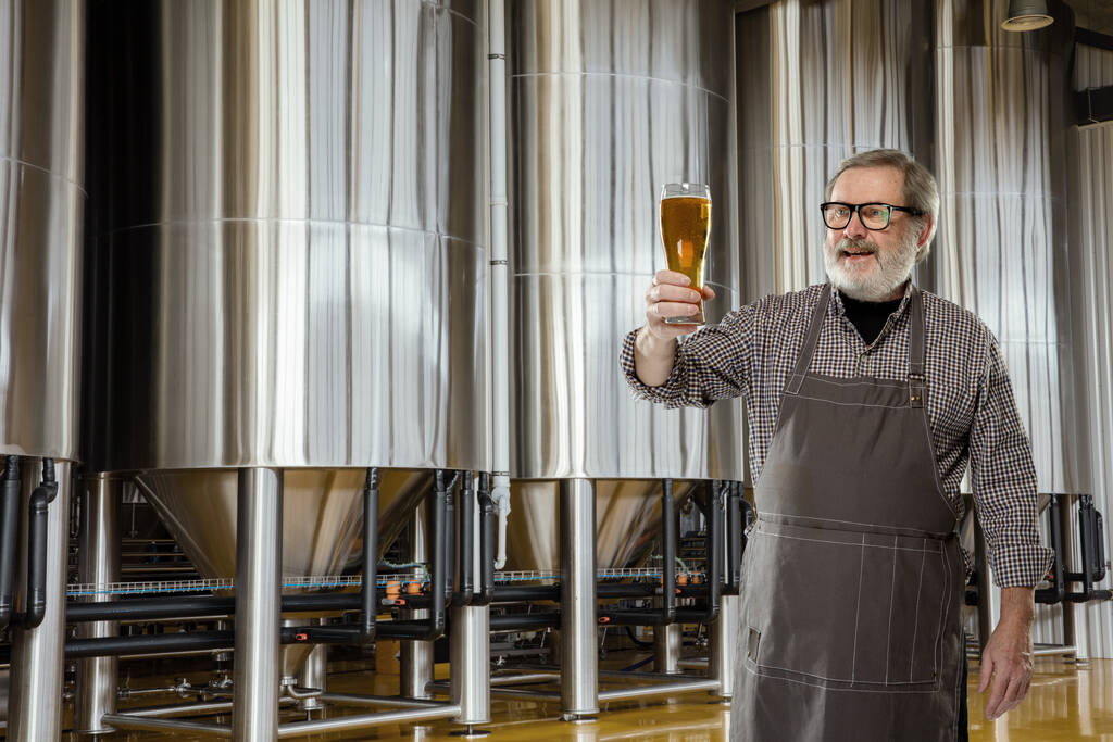 Cervecero profesional en su propia producción de alcohol artesanal
 - Foto, Imagen