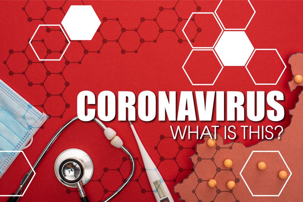 Ansicht von Thermometer, Stethoskop, medizinischer Maske und Layout der Porzellankarte mit gelben Stecknadeln auf rotem Hintergrund mit Coronavirus, was ist das für eine Illustration - Foto, Bild