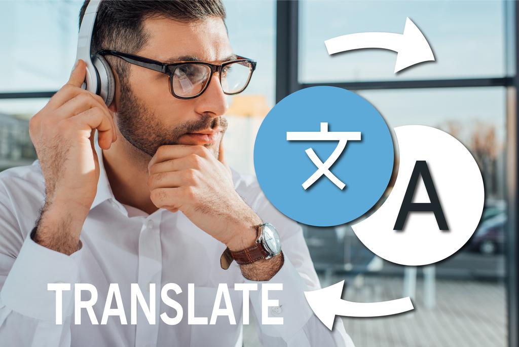 traducteur masculin en lunettes travaillant en ligne avec des écouteurs, traduire illustration
 - Photo, image