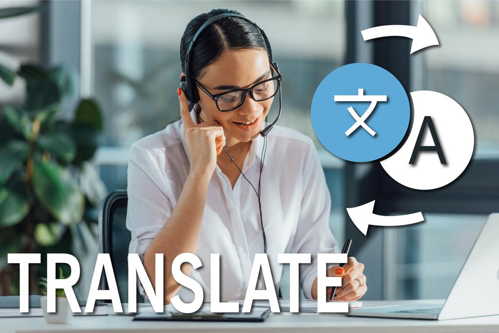 glimlachende Aziatische vertaler werkt online met headset en laptop op kantoor, vertalen illustratie - Foto, afbeelding