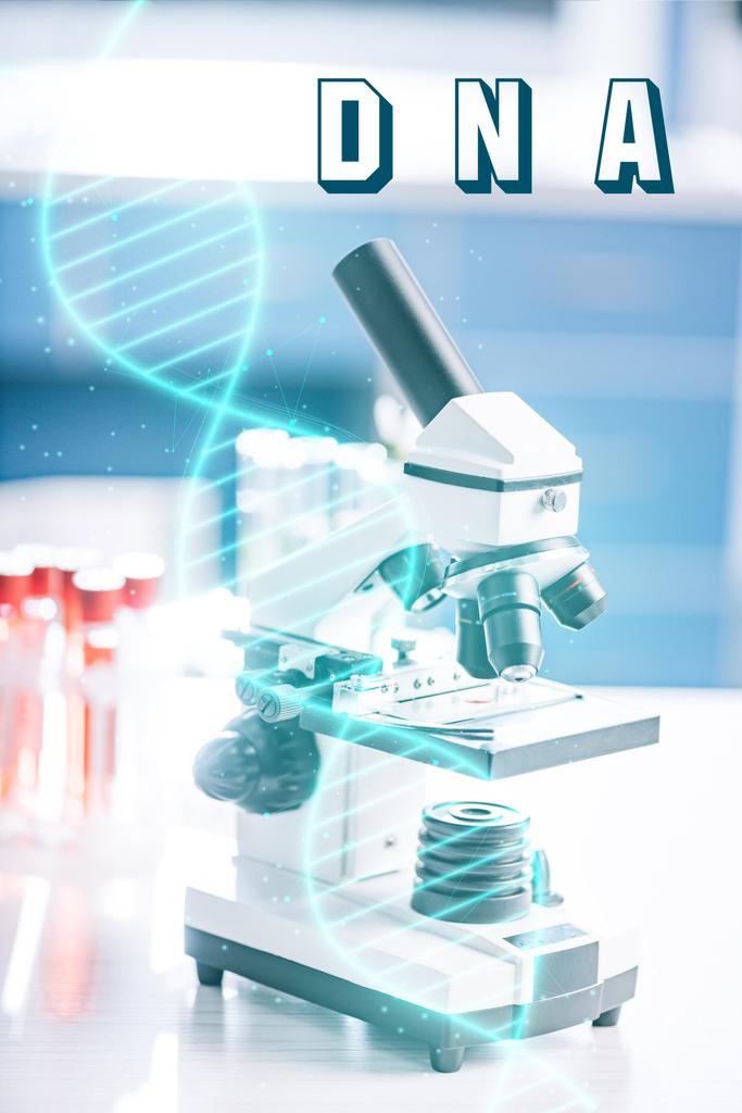 επιλεκτική εστίαση μικροσκοπίου κοντά σε δοκιμαστικούς σωλήνες με δείγματα και απεικόνιση του DNA - Φωτογραφία, εικόνα