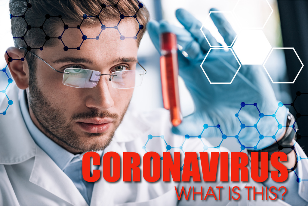 επιλεκτική εστίαση του γενειοφόρου ανοσολόγου σε γυαλιά κρατώντας δοκιμαστικό σωλήνα με κόκκινο υγρό και coronavirus εικονογράφηση - Φωτογραφία, εικόνα