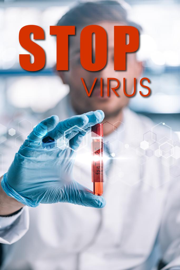 szelektív fókusz epidemiológus gazdaság kémcső piros folyadék és stop vírus illusztráció - Fotó, kép