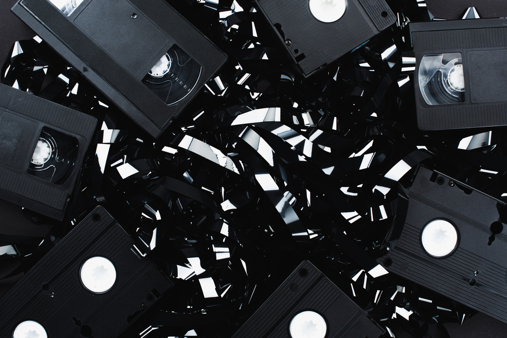 vista dall'alto delle cassette VHS su pellicola nera
 - Foto, immagini