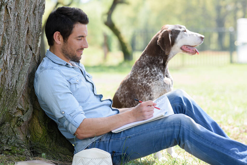 férfi kutyával a parkban - Fotó, kép