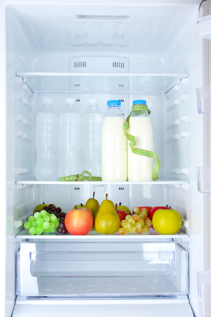 Photo conceptuelle de l'alimentation : des aliments sains au réfrigérateur
 - Photo, image
