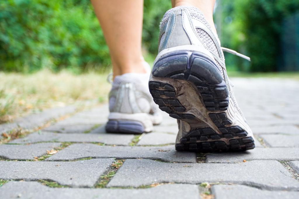 spor ayakkabı yaz aylarında yürüyüş - Fotoğraf, Görsel