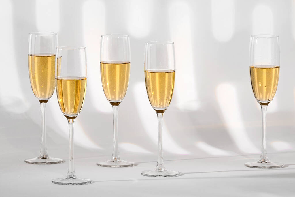 シャンパン2杯とワイン1杯 - 写真・画像