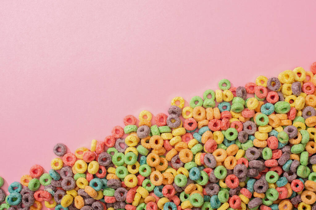 vista superior de cereal café da manhã multicolorido brilhante no fundo rosa
 - Foto, Imagem