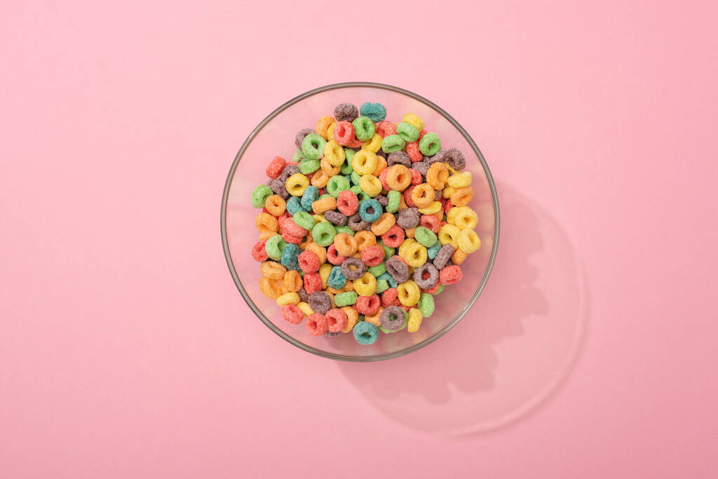 вид на яркий красочный завтрак хлопья в миске на розовом фоне
 - Фото, изображение