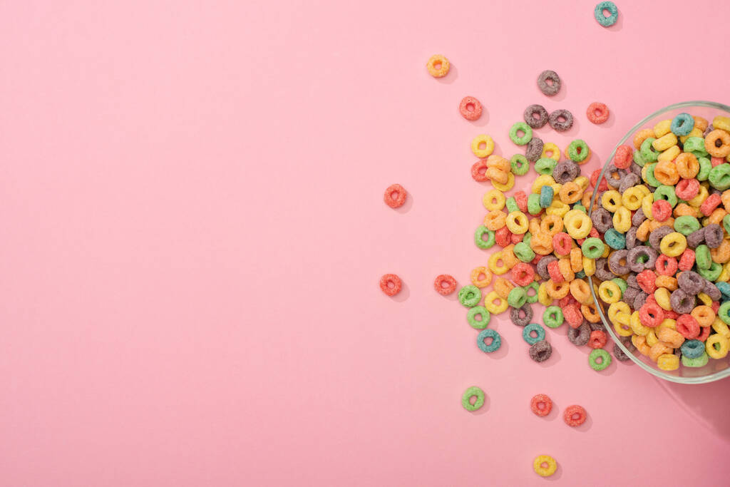 vista superior de cereal café da manhã colorido brilhante espalhado da tigela no fundo rosa
 - Foto, Imagem