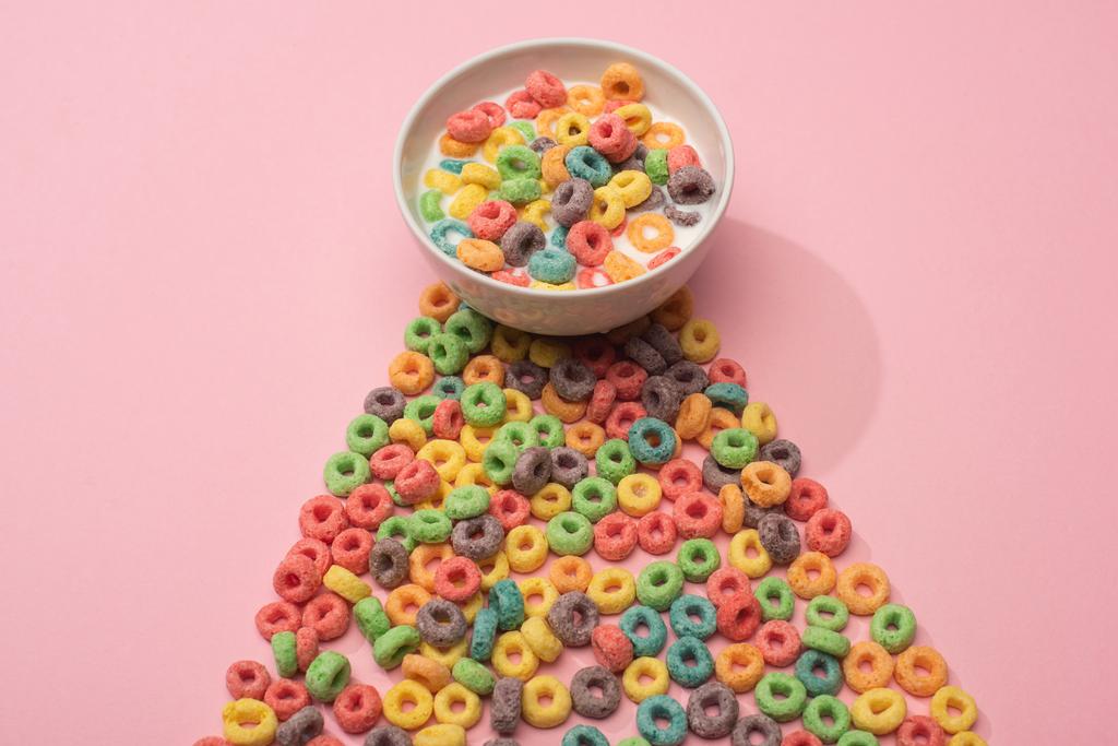 яскравий барвистий сніданок каші з молоком в мисці і на рожевому фоні
 - Фото, зображення