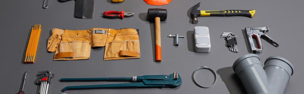 панорамный снимок промышленных инструментов и инструментального пояса на сером фоне
 - Фото, изображение