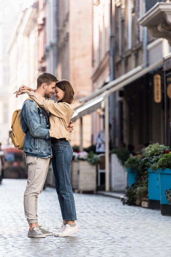 gelukkig vriend en vriendin knuffelen in stad - Foto, afbeelding