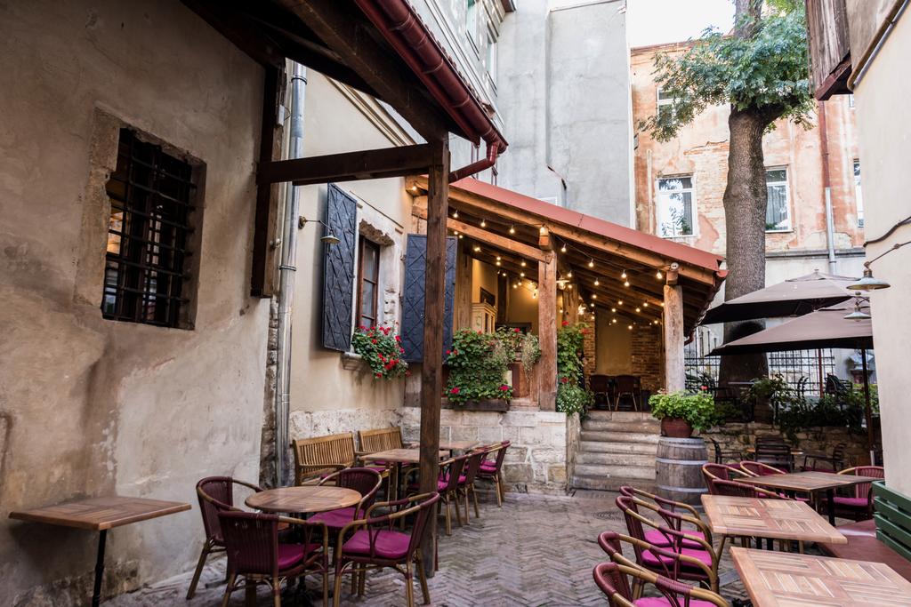 Cafe mit Terrasse und Holztischen in der Stadt - Foto, Bild