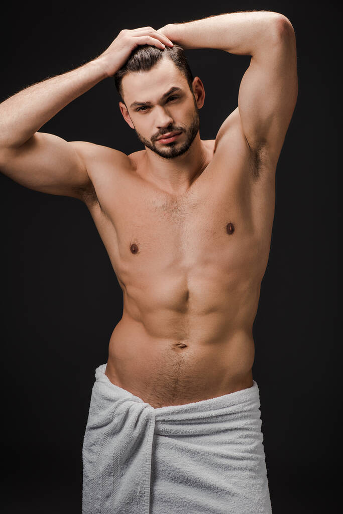 przystojny sexy muskularne mężczyzna w ręcznik odizolowane na czarny - Zdjęcie, obraz