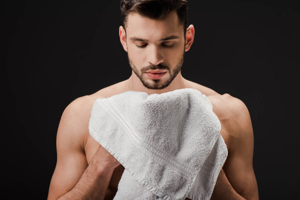 bonito nu homem com toalha isolado no preto
 - Foto, Imagem