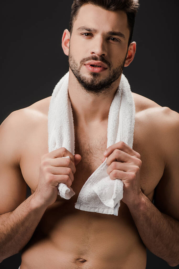 guapo hombre desnudo con toalla aislado en negro
 - Foto, Imagen