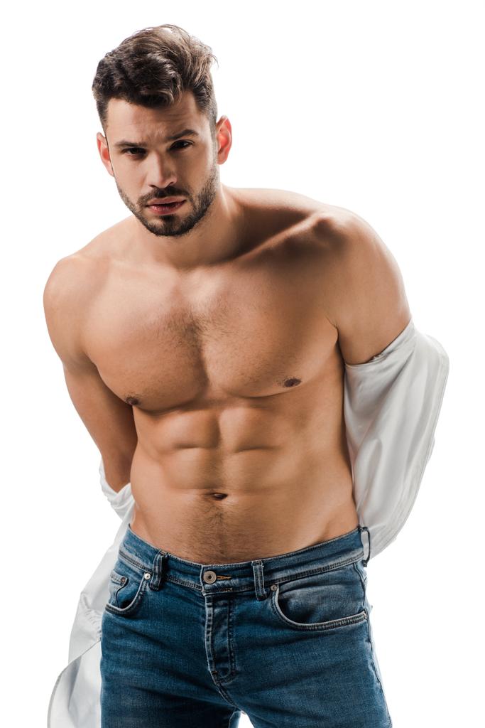 seductor hombre musculoso en camisa blanca y jeans aislados en blanco
 - Foto, Imagen