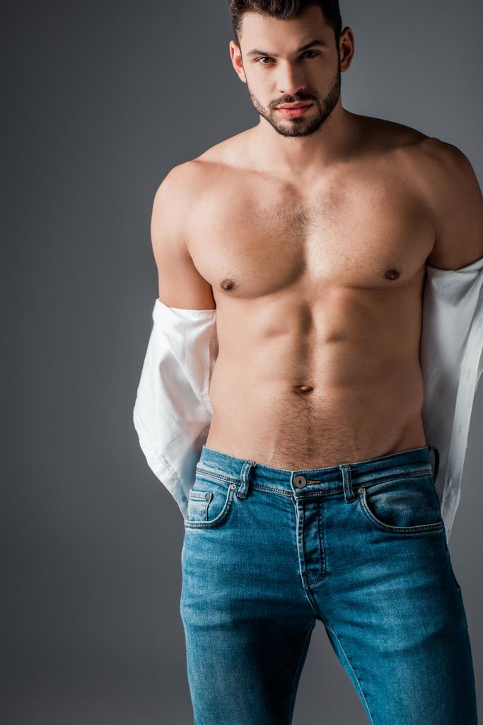 bonito sexy homem no branco camisa e jeans isolado no cinza
 - Foto, Imagem