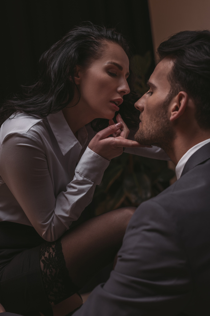 Çekici, seksi sekreter yakışıklı iş adamının çenesine dokunuyor  - Fotoğraf, Görsel