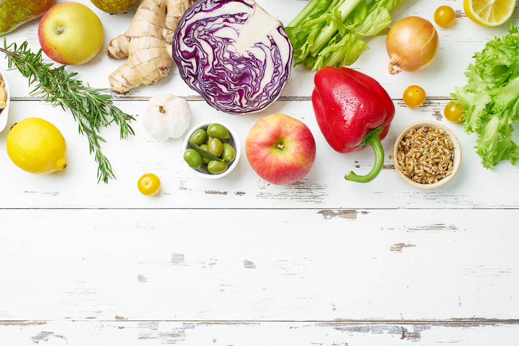 set van gezonde rauwe biologische groenten met kruiden en spruiten met vruchten geïsoleerd op witte achtergrond, Top view, vegetarisch voedselconcept  - Foto, afbeelding