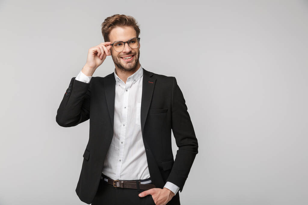 Ritratto di giovane uomo d'affari gioioso in occhiali in posa davanti alla macchina fotografica e sorridente isolato su sfondo bianco
 - Foto, immagini