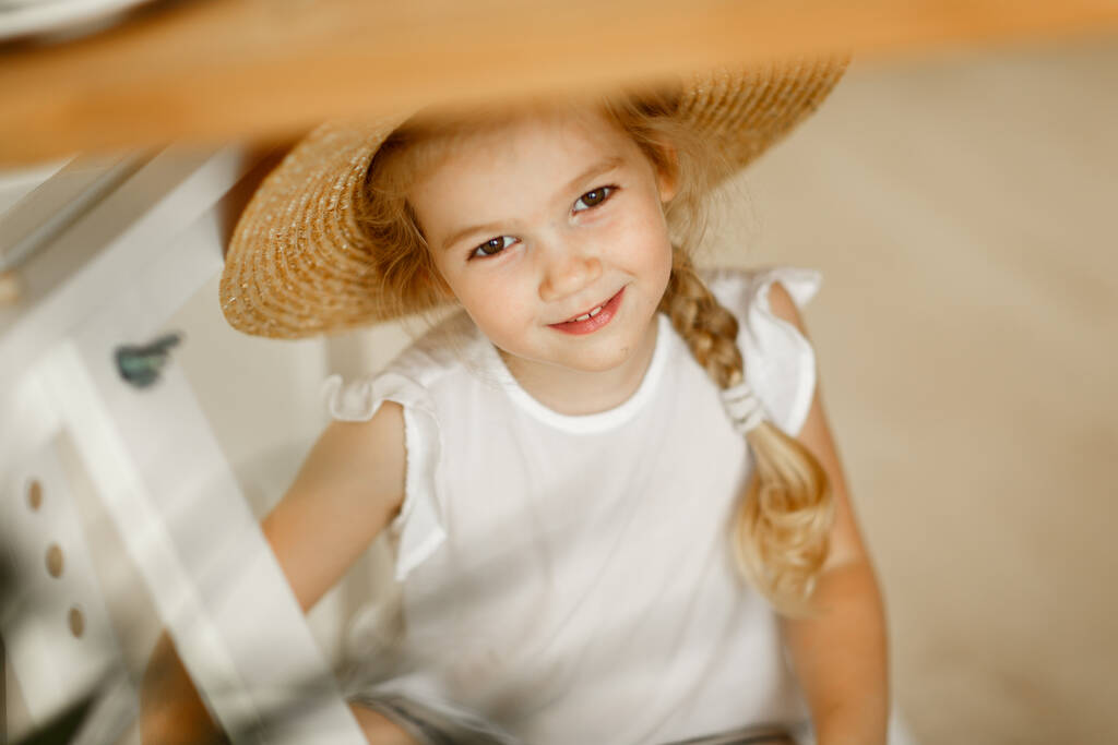 Portret dziewczynki w słomkowym kapeluszu. zbliżenie - Zdjęcie, obraz