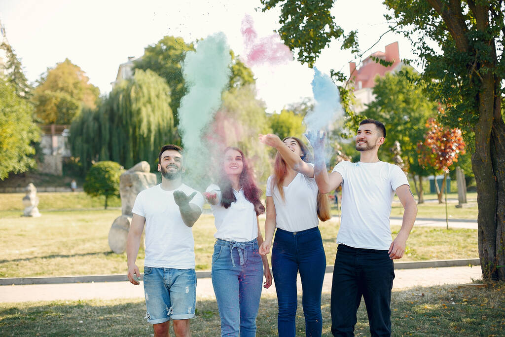 As pessoas se divertem em um parque com tintas holi
 - Foto, Imagem