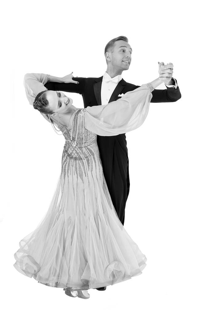 танцевальная пара в танцевальной позе на черном фоне - Фото, изображение