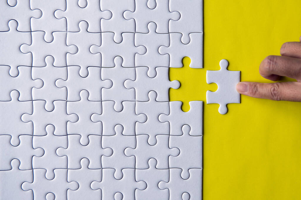 Mãos de mulher colocando quebra-cabeças, Jigsaw cor branca, Puzzles peças grade, Modelo de solução de mosaico de sucesso, Conceito de trabalho em equipe e negócios
 - Foto, Imagem