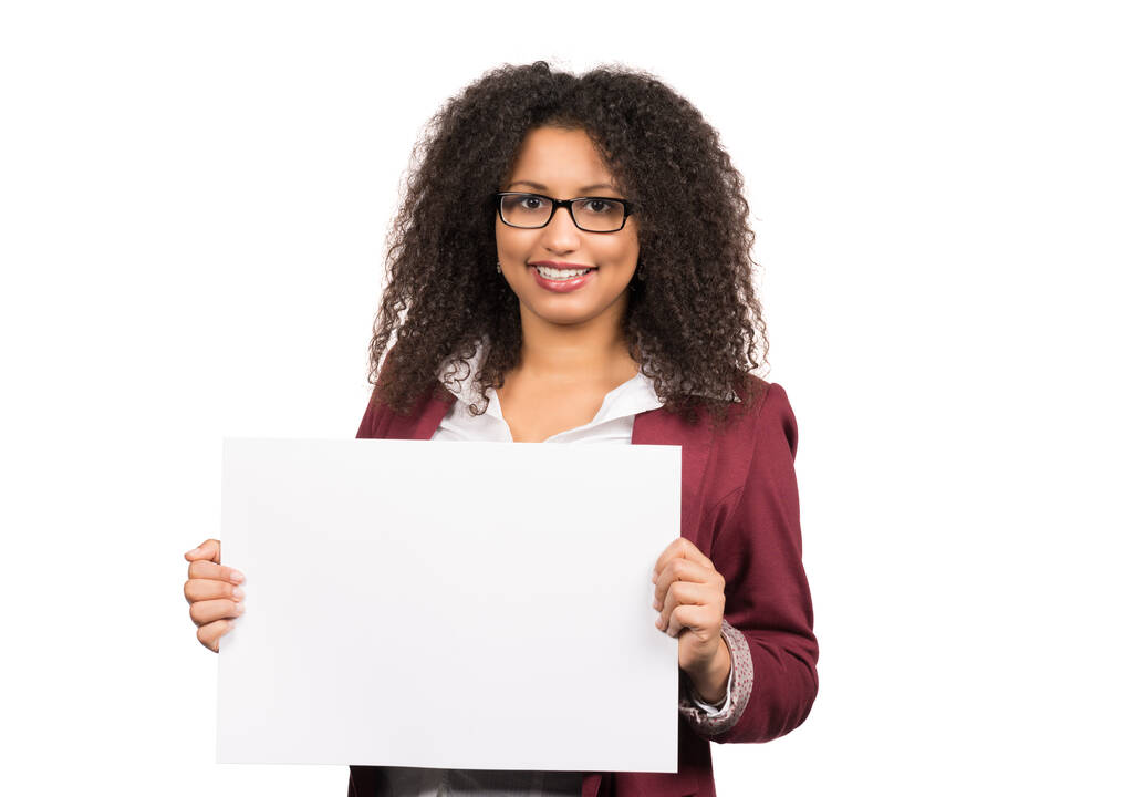 Afgebeeld is een foto van een jonge vrouw met gekruld donker haar (Afro-look) en glazen met een wit blanco vel papier. - Foto, afbeelding