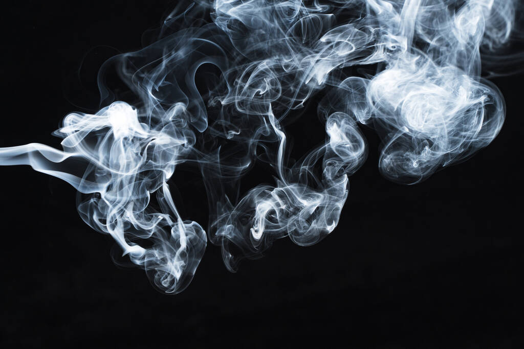 Imagem de fundo de uma pitada de fumaça em um fundo escuro. A textura da fumaça fluente. Fumaça congelada em um fundo escuro. Recursos gráficos fundo escuro. Texura de nuvens brancas de nevoeiro. Cachos de fumo congelados em movimento
. - Foto, Imagem