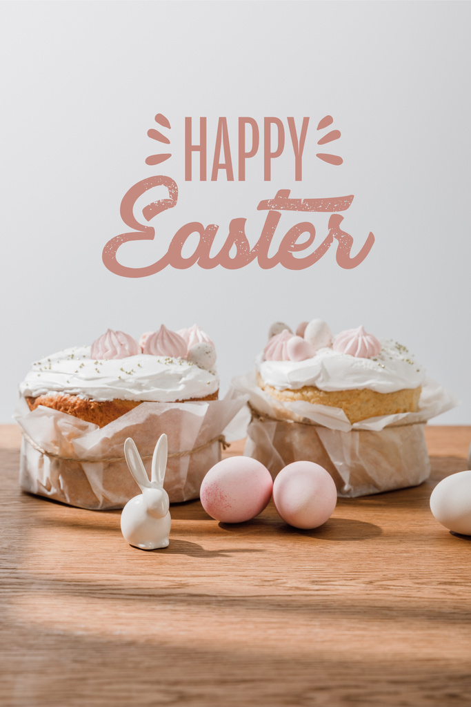 Декоративные кролики, куриные яйца и пасхальный хлеб, изолированные на сером с счастливой пасхальной иллюстрацией
 - Фото, изображение