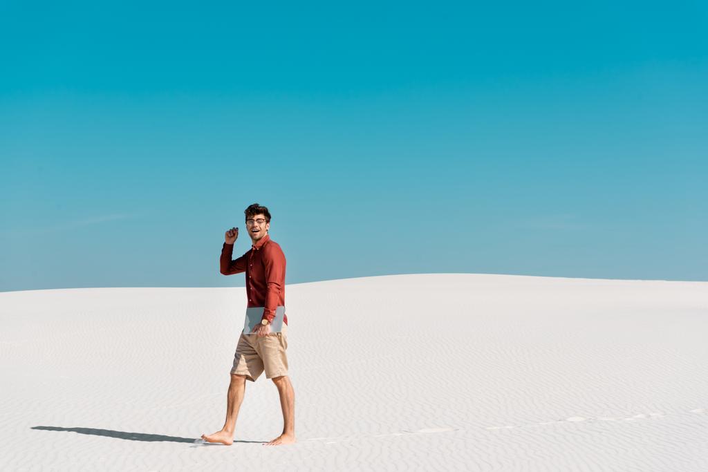 komea freelancer hiekkarannalla kannettavan vastaan kirkas sininen taivas
 - Valokuva, kuva