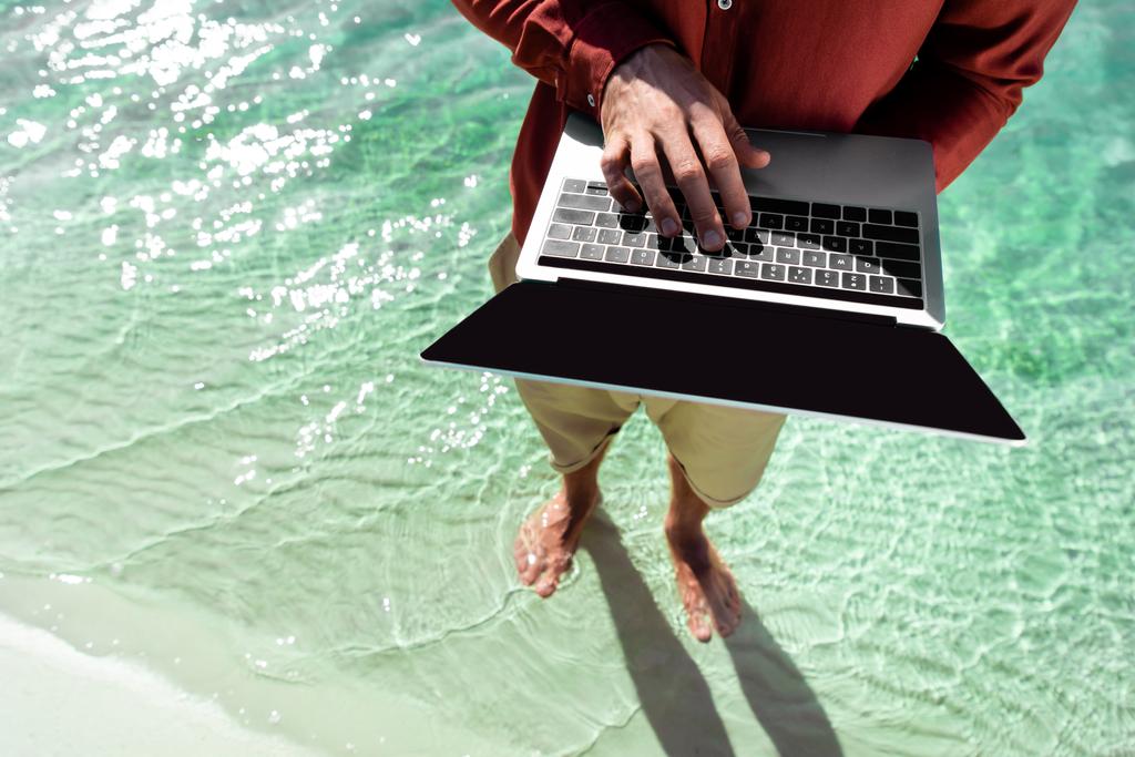 top view szabadúszó laptop álló türkiz vízben - Fotó, kép