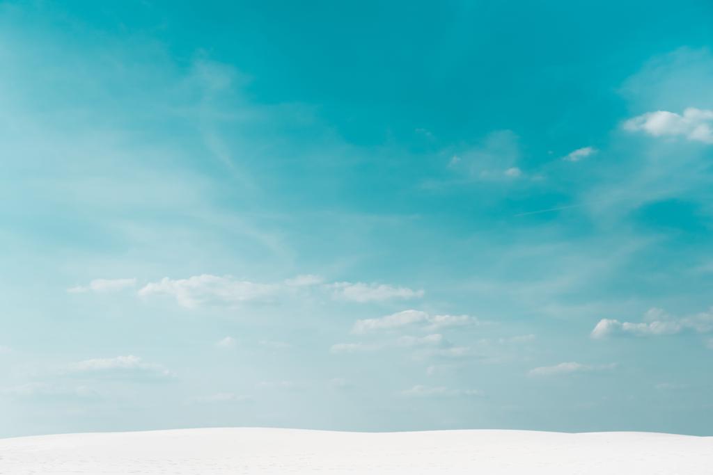 schöner sauberer Strand mit weißem Sand und blauem Himmel mit weißen Wolken - Foto, Bild