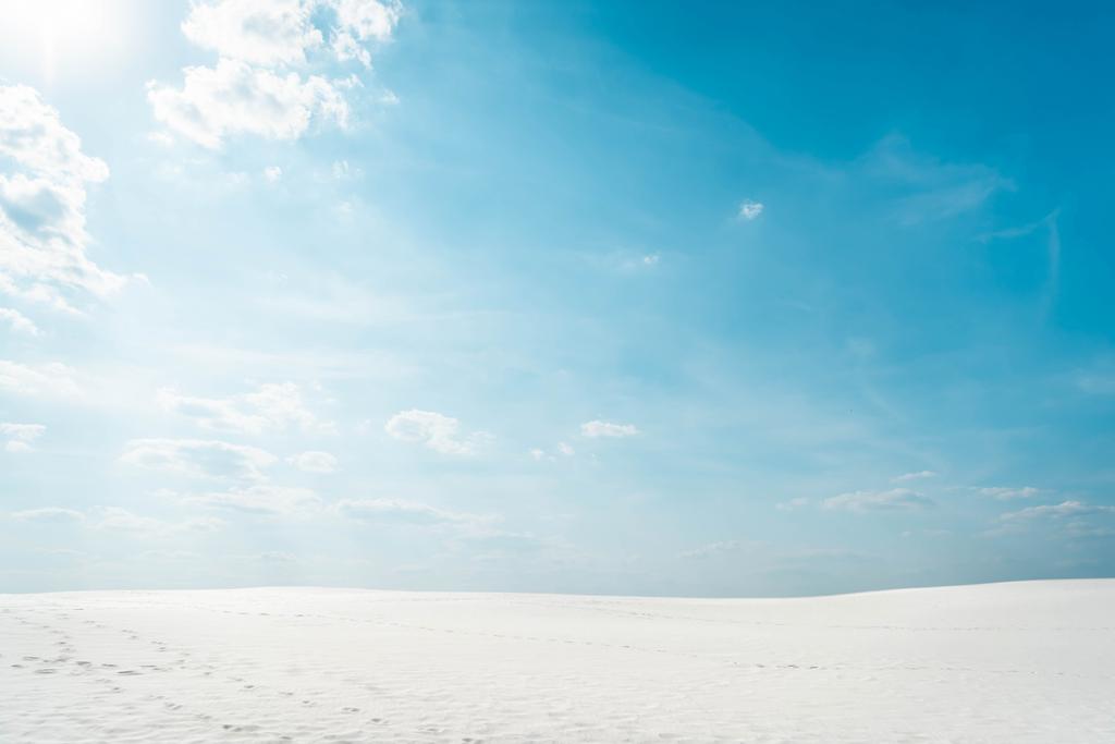 красивий чистий пляж з білим піском і блакитним небом з білими хмарами
 - Фото, зображення