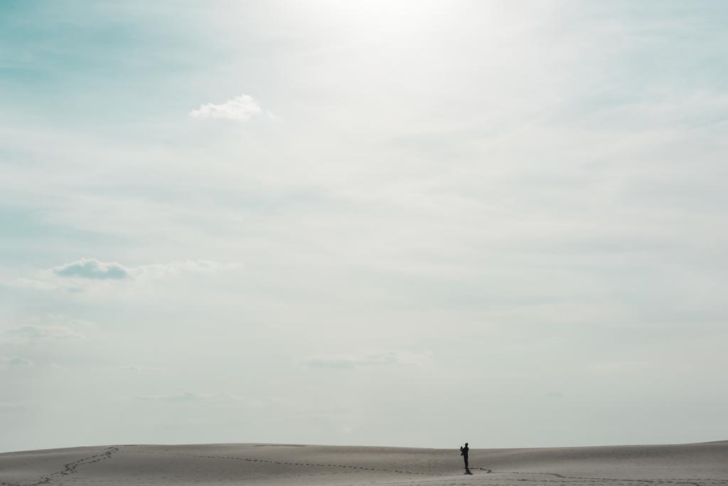 красивий пляж з білим піском і блакитним небом з сяючим сонцем
 - Фото, зображення